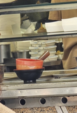 在追求口腹之慾的同時、食品安全、餐飲衛生與食材新鮮度、長年以來始終是消費者最為關切的核心議題、從街頭小吃到精緻餐廳、每一個環節都牽動著民眾的健康與信任、近日台中市豐原區源豐路上的一家餐館、卻因一則來自第一線消費者的驚人發現、在地方上掀起了關於食品安全潛在風險的熱烈討論、也再次敲響了對餐飲業衛生標準的警鐘。