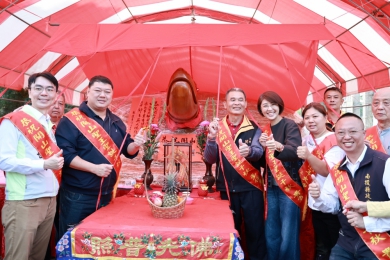 鹿谷開山廟143年聖誕28,888斤大神龜  許縣長到場團拜揭紅綵