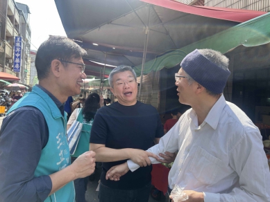 立委蔡其昌陪同王立任向民眾請託爭取民調