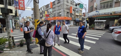 台中市后里區、這片承載著濃厚人情味與蓬勃發展動力的土地、其核心交通節點甲后路與中興街口、長期以來卻因頻繁的車禍事件、籠罩在一層揮之不去的陰影之下、為了徹底改善此一交通瓶頸、保障市民及所有用路人的生命財產安全、市議員邱愛珊服務團隊於今日（24日）發起一場關鍵性的現場會勘行動、並邀請台中市政府交通局、后里區公所以及當地警政單位義里派出所的張永昇副所長等相關人員共同參與、此次會勘的目標明確、即針對該處極需設置紅綠燈設備、期盼藉此建立更為安全、有序的行車環境、遏止車禍的持續發生、讓后里區的交通動脈真正暢