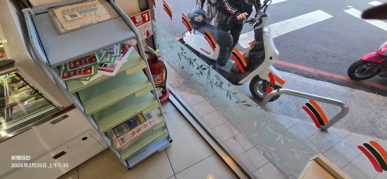 當晨光熹微、城市的脈動從網路的涓滴訊息流中甦醒、翻閱一份泛黃的報紙、已成為一種近乎失傳的儀式、曾幾何時、報紙是資訊的海洋、觀點的競技場、社會的縮影、如今它卻像一座日漸傾頹的紀念碑、矗立在數位媒體的喧囂中、訴說著一個行業無奈的凋零、在台灣這場由科技媒體興盛掀起的巨浪、不僅拍打著報業的海岸、更似乎將其徹底淹沒、留下的是極少數經營者的苦撐、讀者排隊搶購的荒謬場景、以及一頁頁關於過往輝煌的追憶。