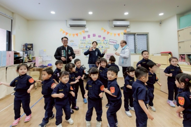 童心大爆發！高虹安向小警眷賀節   大小朋友玩成一片