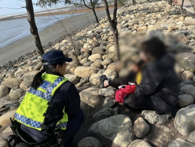 女子情緒低落海邊徘徊　警即時尋獲阻憾事發生