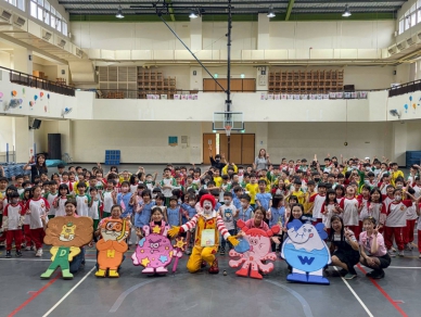 麥當勞叔叔「洗手舞」嗨翻全場   學童歡笑中擊退腸病毒