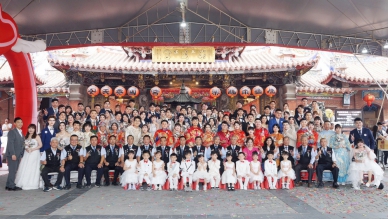 樂成宮化身幸福殿堂！市長盧秀燕見證樂成宮第九屆集團婚禮   贈匾感謝媽祖庇佑神賜福氣