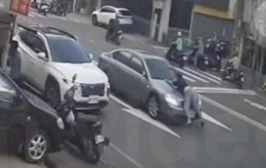 車手第四度取款被圍堵   猛踩油門逃逸撞傷二人    臺中地方法院依殺人未遂等罪判他八年九月徒刑