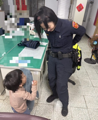 男童抱「鯊魚寶寶」獨闖馬路女警用糖果換回守護幼童平安