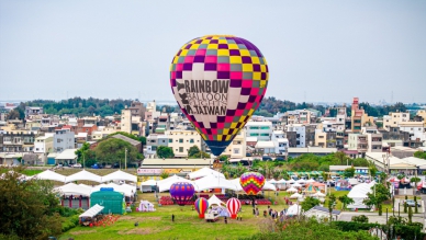 巨型熱氣球首現麥寮　兒童節系列活動引爆人潮連假嗨翻天