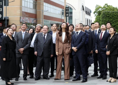 鄭麗文訪上海美團總部   體驗無人機送奶茶