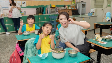 用全村的力量  守護孩童的健康   高虹安與茄苳國小學童共進營養午餐