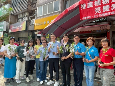免費發放樹苗推動城市綠化  南屯民眾熱情響應  國民黨台中市議員朱暖英：環境不能只靠口號，扎根種樹減碳守護健康