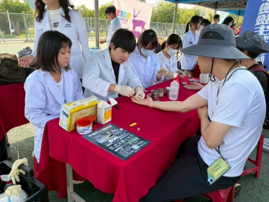 萬人城市健行一起走中臺科大「社區行動柑仔店」守護市民健康