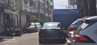 在台灣這片土地上、傳統文化如同一條奔騰不息的河流、滋養著我們的民族精神與生活習慣、其中對於逝者的追思與告別、更是承載了深厚的倫理情感與慎終追遠的意涵、然而隨著都市化進程的加速、居住空間的高度密集、以及社會結構的變遷、許多歷史悠久的喪葬儀式、在當代都市的鋼筋叢林中、正悄然面臨著與日常生活的嚴峻考驗、家中設置靈堂、鄰近社區的聲響干擾、出殯時的交通壅塞、乃至於焚燒金箔所造成的環境汙染、這些現象不僅是現代化進程中的陣痛、更是社會和諧與環境永續發展所必須正視的議題。