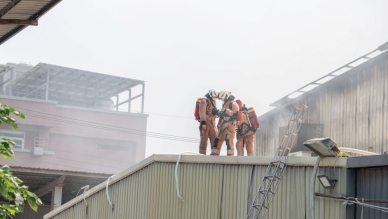 新竹香山回收場大火   竹竹苗出動28車114人救火   幸無人傷亡