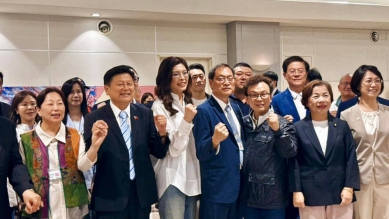 立委楊瓊瓔為鄭麗文主席接機，迎回和平紅利！