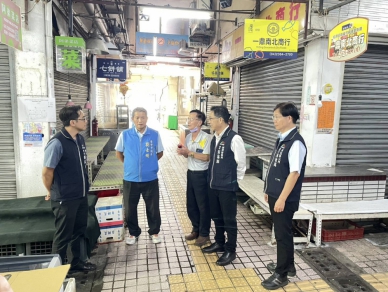 「南屯市場漏水8年未解決」案  國民黨台中市議員劉士州邀集官員及地方人士視察，發現竟是烏龍一場