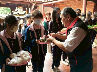 致用高中校長親率三年級師生赴文昌祠，為學子金榜圓夢集氣