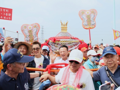 大甲媽祖抵達雲嘉交界崙子大橋 遶境新港隆重迎駕鑽轎腳祈福