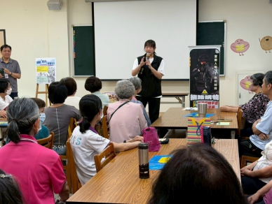 大甲圖書館攜手警政、企業打造銀髮數位防禦力！爺奶齊喊「防詐好讚！」