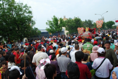 大甲鎮瀾宮媽祖九天八夜遶境回鑾   信徒熱誠簇擁遶街