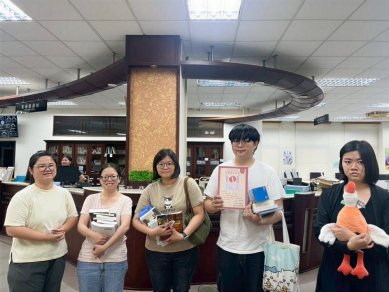 打造閱讀新體驗 南華大學「借書擲筊抽語錄」 響應世界閱讀日