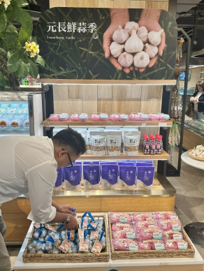 農糧署台中分署宣導元長鄉頂級國產鮮蒜產地直送台北微風超市