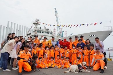 大手牽小手登上台中艦幼童化身「小小海巡員」認識海巡工作