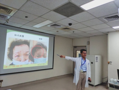 八旬婦眼周水皰確診皰疹性眼角炎 醫師籲及早治療降低併發症風險