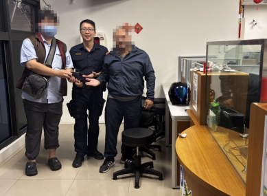 墨西哥工程師拾金不昧　六寶警迅速協助失主