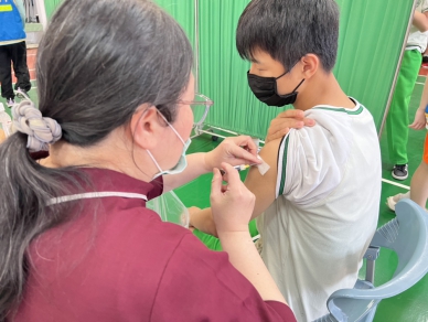 公費HPV疫苗男女皆受惠公費接種省1萬4千元！國中生及早建立防癌屏障