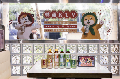開喜玩AI也玩聯名！「喝開喜 神好運」新包裝登場　詹記變身復古KTV