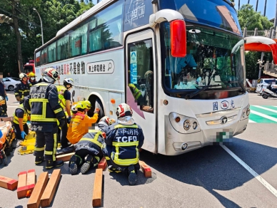 新加坡旅客遭壓輪下生命垂危    警方刻調查車禍因由中