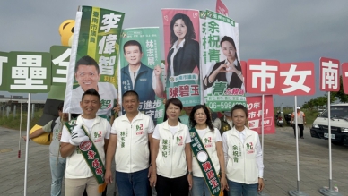 陳亭妃一早就站在南科區議員站路口向大家問安