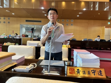 台中州廳近期重新開放部分空間，並結合爵士音樂節舉辦活動，吸引不少市民走進州廳    民進黨台中市議員黃守達質疑台中州廳定位相當模糊   文化局：台中州廳展覽聚焦美術發展傳承  專業策展有別文化中心申請展