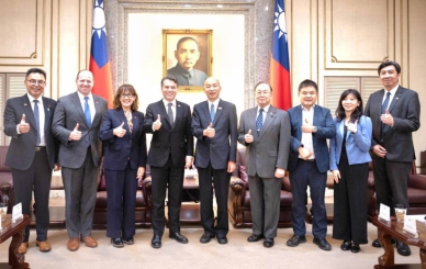 立法院長韓國瑜接線美國聯邦眾議院預算委員會民主黨首席議員博伊爾