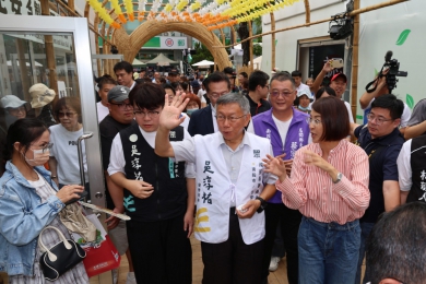 許縣長陪「柯P」柯文哲逛茶博 粉絲如潮爭相合影熱度旺（圖2縣府提供）