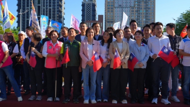 中市府國慶升旗湧「追欣族」！民進黨台中市長候選人、立法委員何欣純與市民手持國旗  祝福台灣順遂、台中平安大步向前
