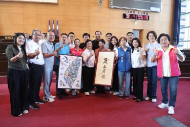 任內最後一次出席議會三讀會  台中市議會議長張清照率眾贈禮獻祝福  台中市長盧秀燕感謝8年監督協助：府會攜手讓台中持續進步！