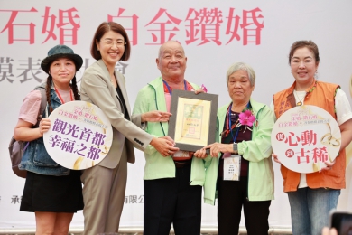 縣府表揚金婚、鑽石婚、白金鑽婚楷模（圖2縣府提供）