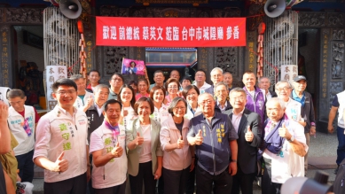 台中湧欣潮！蔡英文、何欣純城隍廟合體 年輕純派英粉歡呼尖叫  蔡英文力挺何欣純：台中值得更好的市長！