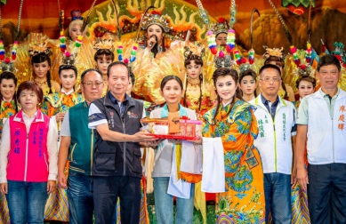 西螺秋夜明華園飄戲香！見證宜居幸福城　廖秋萍重陽前夕關懷百歲人瑞