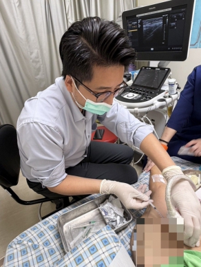 中風後手指緊握、手腳僵硬怎麼辦？醫師解析肢體痙攣治療