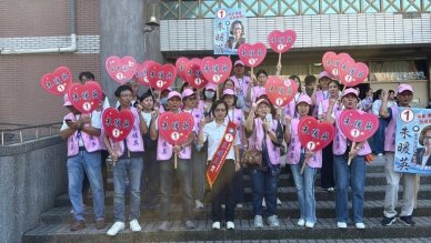 國民黨台中市南屯區市議員朱暖英抽籤迎戰連任　萬和宮祈福、南屯市場掃街展現基層實力