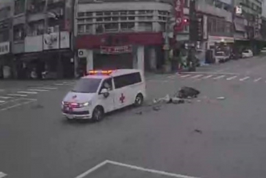 救護車閃燈鳴笛被機車直撞   駕駛二人均掛彩