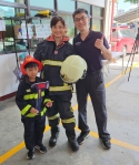 孩童嗨當一日消防員！台中市議員黃佳恬：宣導正確消防觀念向下紮根