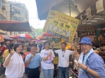 立委參選人蔡壁如到清水菜市場買菜受到民眾歡迎
