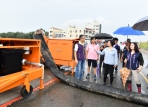 颱風登陸台灣，王縣長緊急冒雨察看王功地區抽水機運轉情形。（照片縣府提供）