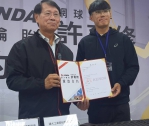 建大輪胎董事長楊啟仁（左）與網球國手許育修（右）簽約，成為建大贊助夥伴。（照片記者周為政攝）