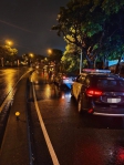 凱米來襲！豪雨狂降慢車道水淹半輪胎高   烏日警急衝淹水區交管守護用路人安全