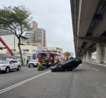 中市梧棲區港埠路二段發生二車碰撞事故導致一輛車翻覆